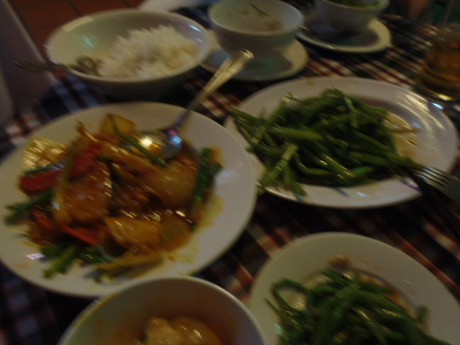 適当にオーダーしてみた。<br />しかし、照明が暗くて、何を食べたのか思い出せません。<br />一体・何を食べたんだろう～？