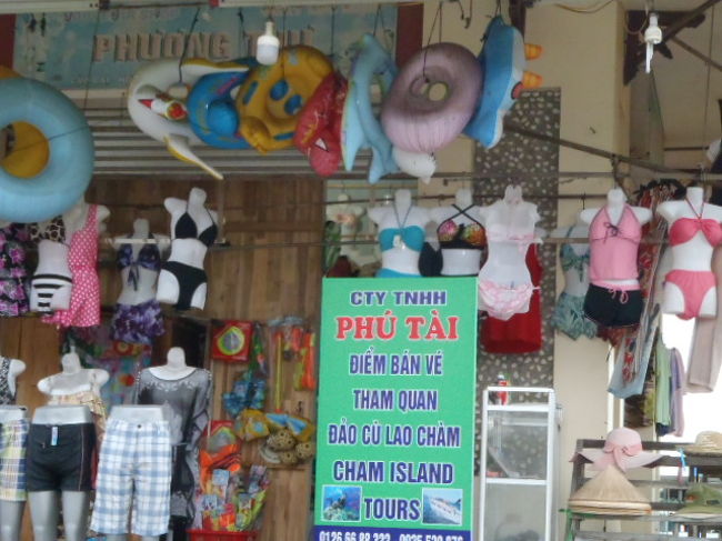 カラフルな水着から、ビーチタオルなど・・・<br />又、ビーチで遊べる子供のおもちゃまで、<br />海水浴で必要品が揃っていました。