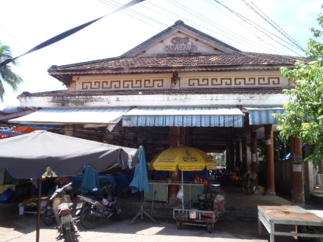 散策の途中で此のエリアの市場を見つけたので見学に・・・