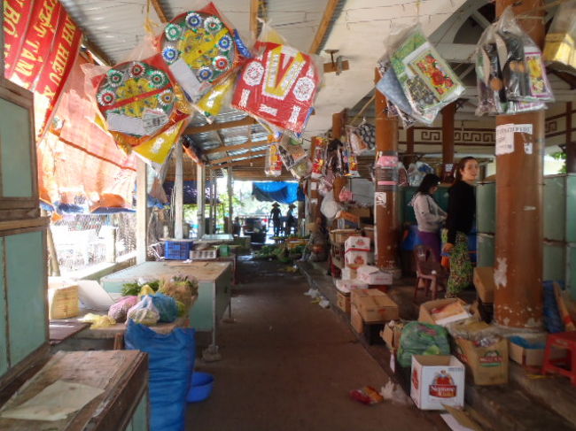 もう既に賑わいは過ぎていたが、商品が少し残っていた。<br />建物の奥はすぐ傍に川が・・・<br />新鮮な魚介類が直接水揚げ出来るようになっていた。