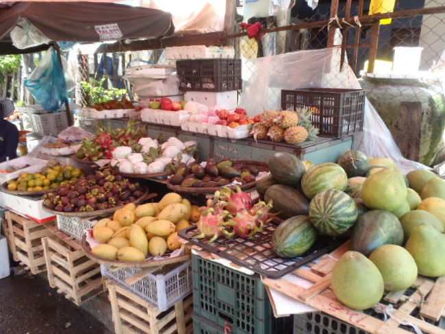 入り口の果物屋さんで、<br />トロピカルフルーツを数個買ってお持ち帰り・・・