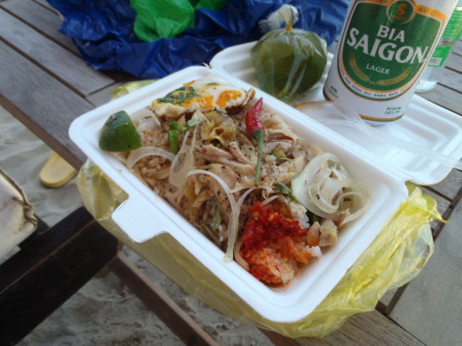 早速・お持ち帰りの弁当を味見する事に・・・<br />冷たいビールを楽しみながら、おつまみにもなる、お昼ご飯です。<br />しかし、此れまでベトナム旅行で過ごした期間はトータルすると、<br />約２ヶ月程になり、ローカル的な色々な物を食べてきたが、<br />此れまで一度もお腹を壊した事が無い！<br />ベトナム食に合っているのかな～？