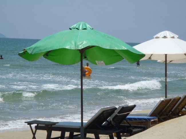 波が荒いように見えるが、<br />遠浅なので心配ない。<br />海風が心地良い・・・