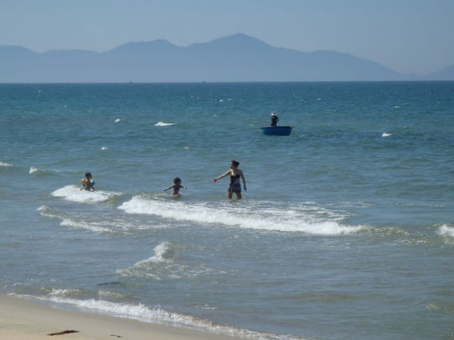 弁当でお腹を満たした後は、サンデッキの上でのんびりとしながら、<br />ビールを片手に、泳ぎを楽しんでいる人達を観察したり・・・