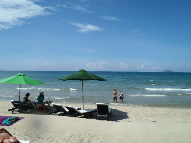 ホテルへ帰り着き、<br />早速・ビーチへ・・・<br />快晴！<br />日差しが強い！<br />昨日から日焼けし過ぎて、肌が少しヒリヒリしている。