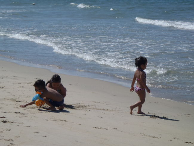近くで遊んでいる子供たちを微笑ましく眺めたりして・・・