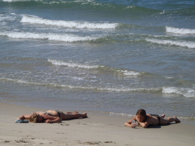 古都・ホイアンのビーチライフを楽しんでいる、<br />私達と同類の人達を眺めながら・・・