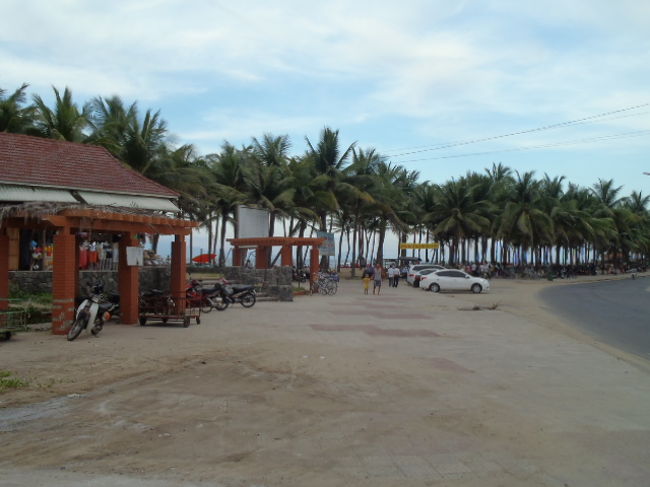 夕方、食事前に昨日とは反対側のビーチへ・・・