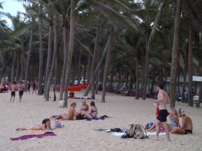 様子を見に行ってみたが、<br />地元の人たち以外にも、ホイアンの町中に宿泊している人達も、<br />楽しみに来ているようだった。