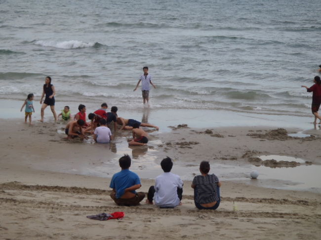 暑い日中を避け、夕方涼しくなってから、<br />ビーチで過ごす地元の人たちの生活の知恵だろう・・・<br />ホテルのフロントのお嬢さんに尋ねたら、<br />昼間は暑くて日焼けするから泳がないと話していたな～