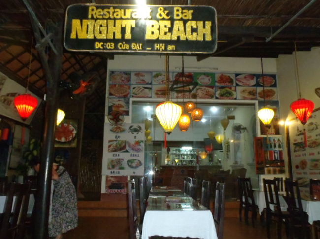 さて今夜の夕食はとブラブラ歩いて散策していたら、<br />あちこちから声が掛かる。