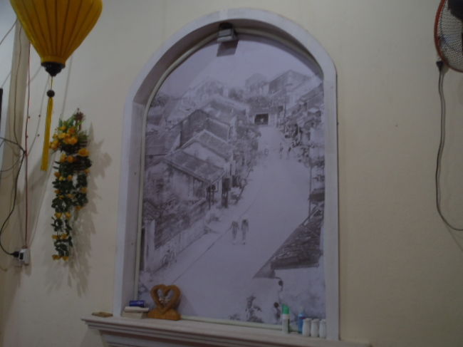 店内に昔の古い写真が・・・<br />旧ホイアン市内の町並みや・・・