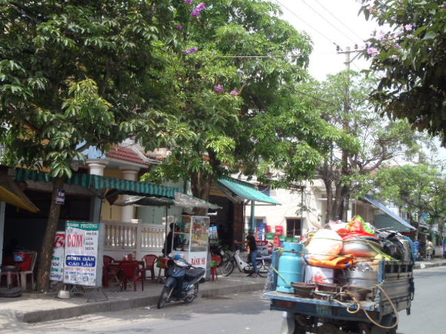 小さな雑貨屋とか・・・<br />規模が小さいながらも一応・観光客が必要とするものは、<br />入手が可能なようでした。<br />ちなみに、ミニ・マートらしき店で、滞在中・２度ほど利用して<br />ビールやおつまみなどを入手！<br />確か・ビールが１３～１５VNDと格安でした。<br />