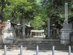 浦和宿に近づくと「⑪調（つき）神社」がありました。調は租庸調の調（みつぎ）物を意味し、武蔵国の調はここに集められました。この神社には調物の搬入・搬出の邪魔にならないように、鳥居がありません。
調（つき）は月信仰に結びつき、狛犬は兎でした。