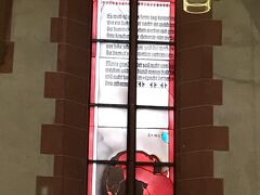 そして、ハイデルベルク観光ラストは聖霊教会へ。

入口近くにあるステンドグラス。
こちらは広島の原爆投下をモチーフにしています。

平和を願わずにはいられませんね。