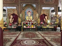 タイ式仏教寺院の向かいにはビルマ式仏教寺院がありました。
ビルマ式もなかなかきれいですよね。
