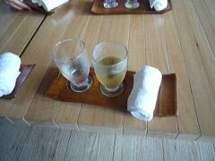 そして。
ついにクラブメッドチェックイン。
あ、水とお茶が出てきた。
が、ここで既に、英語！！！
大丈夫か私たち。