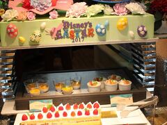 Disney's EASTER 2017　のビュッフェ♪
ぎりぎりイースターのショーが見られる時間にオチェーアノでランチビュッフェを予約しておいたのです。
お食事よりもデザートを先に撮影。慌ててナナメになってます。
どれだけ慌ててるの 笑 