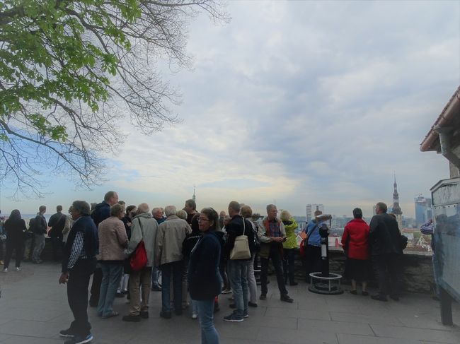 トームペアの丘にやってきました。たくさんの人・・・