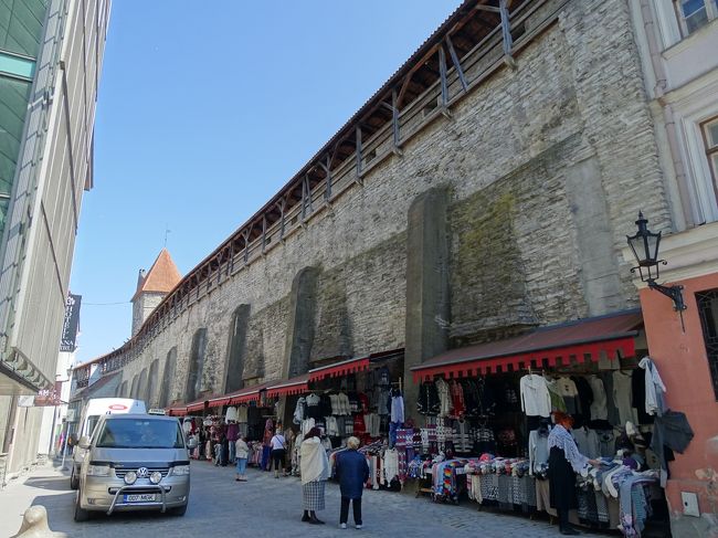 昨日の夕方は何もなかった場所に市場が開いています