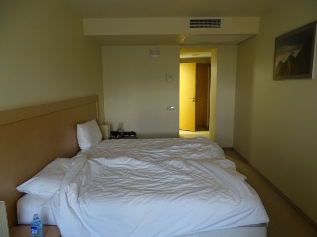 ホテル到着は18時55分。至ってシンプルなビジネスホテルです。<br /><br />（ホテル　イスランデ）