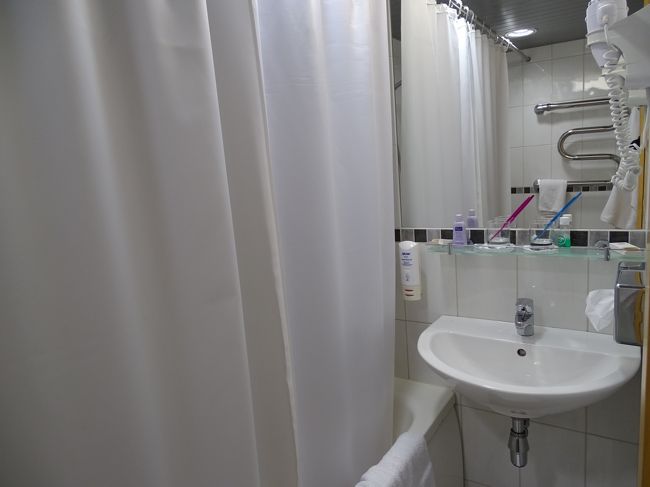 バスタブが大きすぎてバスルームが狭かった