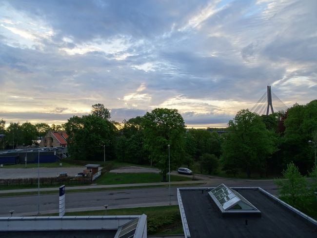 21時30分過ぎにようやく日の入り。でもまだ明るいです。<br /><br />明日は午前中リガ観光、午後は十字架の丘