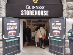 次の日、アイルランドの有名なビール醸造所のギネス・ストアアウスを訪れました。ダブリン中心部から西方約２kmの場所にあります。歩いて30程で到着しました。ストアハウス入口です。