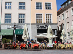 観光は後にして、まずはランチ。

ラエコヤ広場に面したレストランでエストニア料理！