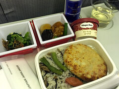 さぁ、出発です。

JAL　エコノミーの機内食です。
れんこん入りハンバーグだって。