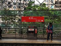 マッサージの後は、MRTを乗り継いで、北投駅へ。

松江南京駅から30分位で到着。
北投は温泉地なんだそうです。