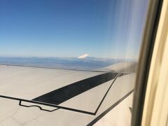 8:35羽田空港発10:40長崎空港着の飛行機に乗る。
幸先よく、富士山が見えてきた。