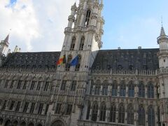 ブリュッセル市庁舎、グラン・プラスの南面

後期フランス・ゴシック様式の建物。

塔のてっぺんには大天使ミカエル様、なんですが、写っていません泣