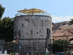 昔の城壁の一部だった塔がカフェになっています。