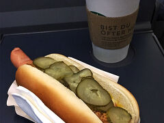 なぜならば！

オレは駅でホットドッグを食べるんだー！
だって。
（…ホテルの朝食の方が高いんだぞ）
まぁ、これはこれで美味しいよね。。。