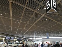 成田空港から全日空利用です。
チェックインカウンター
ゴールデンウィークの割にはすいてました。
