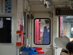 関駅では前の列車と連結作業を行いますが、たくさんの駅員さんがまるで今日が初めてなんです！と言わんばかりに右往左往しています(^-^;