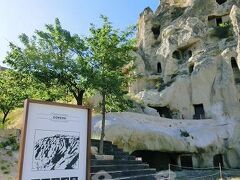 【ギョレメ野外博物館】　GOREME OPEN AIR MUSEUM（世界遺産）

イスラム教徒による迫害を逃れて、キリスト教徒が造った岩窟教会が数多く残されているギョレメの谷を野外博物館として公開したもの。

カッパドキア観光のハイライトとも言われるこちらの野外博物館には、
数多くの岩窟教会が残されており、そのほとんどの内部には、フレスコ画が残されています。(内部の撮影は禁止)

大人1人15TL(トルコリラ)＋駐車場代別途要＋暗闇教会1人8TL
(2013.6月現在)

ちなみに、世界遺産なのはこの博物館だけではなく、
周辺も国立公園と認定され、
【ギョレメ国立公園とカッパドキアの岩窟群】としての登録です。