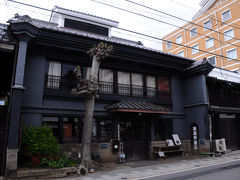 その中で、異彩を放つ建物がこの『萬屋骨董店』だ。
入口が狭く、大きな袖うだつが両側に付いているのが特徴的な建物だが、これは明治18年に建てられた旧小諸銀行の建物だそうだ。
小諸の豪商たちが設立した銀行で、当時の心意気が伝わってくるような見事な建物だった。