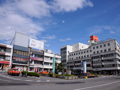 駅前へ戻り、宿へと連絡。
すると、送迎車を出せないので、タクシーで来てくれと言う。
タクシー代は、宿で払ってくれるというので驚いた。
降り立った時は雨が降っていたのに、いつの間にか良い天気に。
駅前右手にある小諸ロイヤルホテルは、今でも現役。
一度泊まってみたいような気もする。