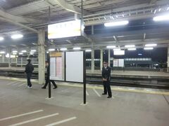 1:12
浜松に着きました。
こんな深夜でも安全確認の為、駅員様が立っていました。
ご苦労様です。

この先、5:25着の姫路まで、運転停車を除き客扱い停車はなくなります。