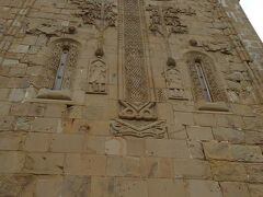 １７世紀に建てられた教会で、外壁のレリーフがとても繊細で面白い。