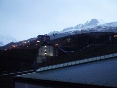 グダウリに到着。スキーリゾートです。

ホテル　マルコポーロの部屋からの眺め。雪山が間近に見えました。
