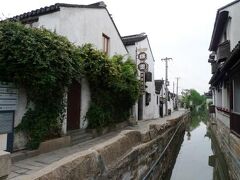 ホテルに荷物を預け
徒歩で平江路に向かいます
行き先は耦園、世界遺産です

上海からの1日ツアーでは含まれていない事が多いので行けてラッキーです
平日の午前中だからか空いていました

日本からのツアー客の方と出会い写真を撮ってもらったら、日本語で頼んだらなんだかビックリしていた様子でした

耦園　25元