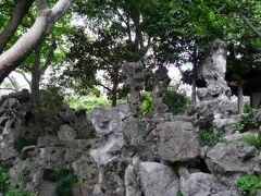 怡園！
閉園30分を切っているので急ぎます。

ここに来るまでの途中で、現地の人に中国語で何か聞かれたのですが、セールスかもしれないし、言っている事もわからないのでスル―していたら、私の前を歩いていた青年が代わりに答えていました。
時間か何かを聞いていたのでしょうか。

私もバス停で怡園の行き先をタバコを手に持っていた青年に聞いたのですが、その青年はタバコを落としてしまったにも関わらずスマホで調べて教えてくれたので、親切をする事が苦になっていない土壌があるんだなと思いました。
日本語でタバコを落としてごめんねという事をジェスチャーを含めて伝えると、気にしないでという様に答えてくれましたし。

庭園巡りもそうですが、その土地の人がどんな暮らしをしてどんな人々なのか、現地で知るのが一番です。