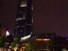 上海のホテルは陸家嘴の高層ビルを眺めたい、という目的で選びました。
ここは30階以上からがホテルです。
フロントで外灘方面、高層ビル方面の部屋にしてほしいと伝えたら、すっと探してセッティングしてくれました。

やった！

窓を開けると遠くに上海タワー、上海環球金融中心が見えました。
上海に来たなって感じです。