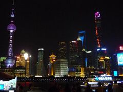 ホテルに荷物を下ろし身軽になった所で、元気を振り絞って外灘行きますか！
南京東路駅まで地下鉄で移動。
沢山の人の波が外灘に移動していきます。

世紀大道⇒南京東路　３元