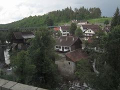 こちらは村中に水路と滝があることで有名な「ラストケ村」。昔はバスを停めて川沿いに滝を見たり、村に入って粉ひきの様子が見られましたが最近はどちらもできないとの説明でした。もうすぐ今日の目的地プリトヴィッチェです。