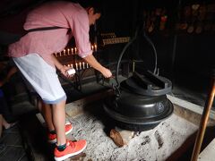 弘法大師が焚いた護摩の火が1,200年以上消えることなく燃え続けています。茶釜のなかのお湯は自由に汲むことができ、万病に効くとのことです。