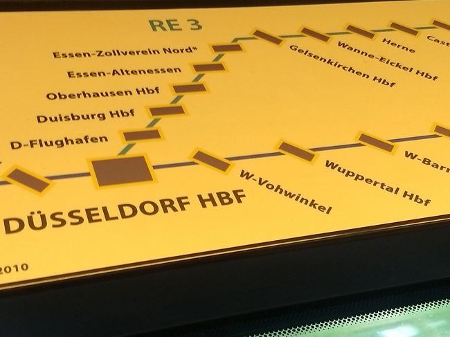 この旅2度目のデュッセルドルフ空港到着。<br />今晩の宿は近郊都市のヴッパータールなのだが、デュッセルドルフ空港から直通の電車は存在しないようで、デュッセルドルフ中央駅で乗り換えが必要な模様。<br />荷物を待っている間に、DBのアプリ(DB Navigator)で経路検索したところ、この時間帯はSkytrainで行く「Düsseldorf Flughafenbahnhof」(空港駅)からRE(快速電車)に乗って、デュッセルドルフ中央駅で乗り換えるルートが良い模様との事なのでREに乗車。<br /><br />